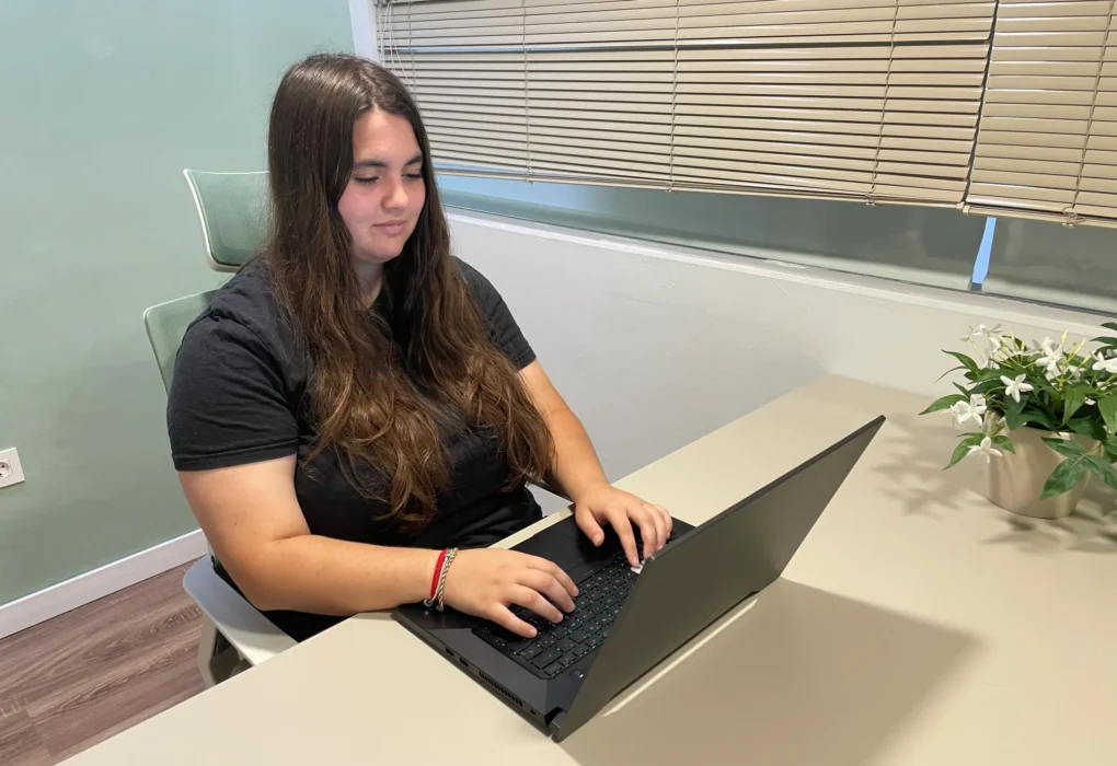 LauraEnLinea, mejor diseñadora web de Alicante, trabajando en un proyecto WordPress