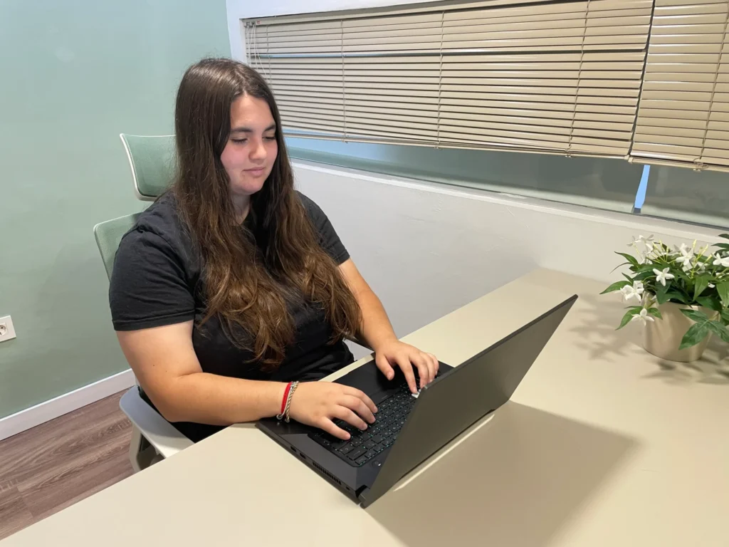 Diseñadora web trabajando en un proyecto de diseño personalizado para un negocio