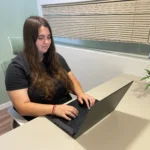 Diseñadora web trabajando en un proyecto de diseño personalizado para un negocio