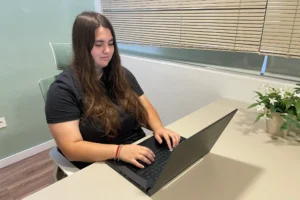 LauraEnLinea, mejor diseñadora web de Alicante, trabajando en un proyecto WordPress