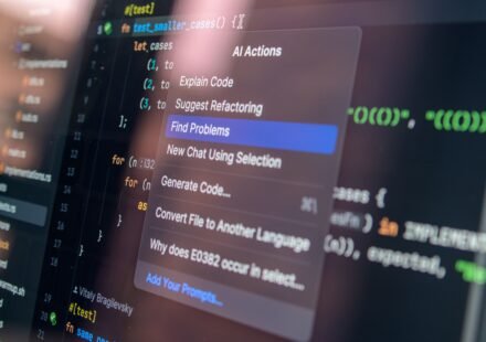 Representación de un ciberataque de inteligencia artificial a servidores